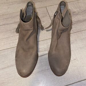 Steve Madden Ankle Booties Size 7 - Tan Gray with Frilly Zippers, Gently Worn